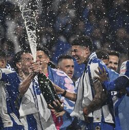 FC Porto conquista título nacional e homenageia Jorge Costa e Pinto da Costa em noite de festa 