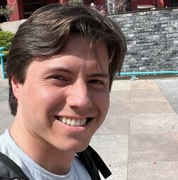 Escritor Afonso Reis Cabral está a viver numa 'antiga loja de sapatos' no Centro Comercial Colombo
