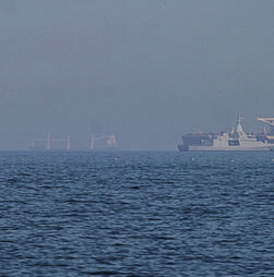 Navio-tanque atacado no Estreito de Ormuz por 'projéteis desconhecidos'
