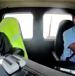 O momento em que carrinha de entregas é atingida por avião nos EUA