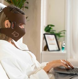 Máscaras LED: o tratamento de beleza que promete transformar-nos em robots de skincare