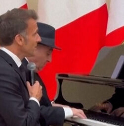 Dupla improvável: Macron canta clássico de Charles Aznavour com primeiro-ministro da Arménia na bateria