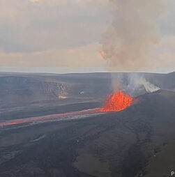 Vulcão Kilauea volta a entrar em erupção e a expelir lava
