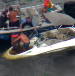 Pai e filho ajudam a resgatar seis pessoas de barco a afundar na Florida