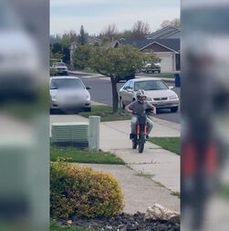 Imagens mostram mulher a conduzir em cima do passeio para perseguir criança que seguia numa bicicleta