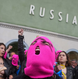 Pussy Riot bloqueiam pavilhão russo da Bienal de Veneza