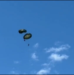 O salto de paraquedas que deixou dois militares feridos em Tancos