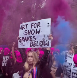 Protesto punk: Pussy Riot e Femen bloqueiam acesso ao pavilhão da Rússia na Bienal de Veneza