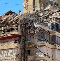 Equipas de resgate procuram sobreviventes nos escombros após ataque israelita a Beirute  
