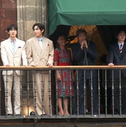 Banda sul coreana BTS recebida por milhares de fãs no Palácio Nacional do México 