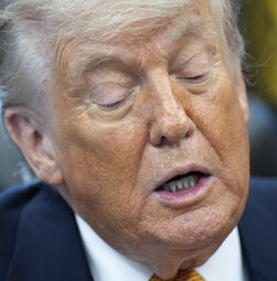 Trump ameaça UE com tarifas 'muito mais elevadas' se não for aplicado acordo comercial em 2 meses