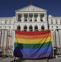 A bandeira LGBTQI+ nasceu pelo orgulho e inclusão. Em Lisboa volta a estar no centro da polémica