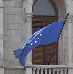 Bandeira da União Europeia volta ao Parlamento da Hungria após mais de uma década 