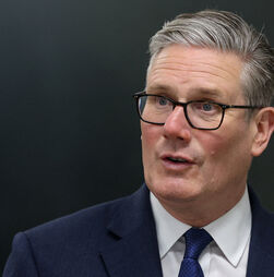 Do neto do assaltante ao autarca que não é deputado: ingleses apontam 6 candidatos a suceder Keir Starmer