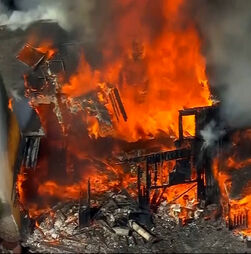 Imagens aéreas mostram incêndio de grandes dimensões a consumir moradia em New Jersey 