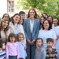 Kate Middleton emociona multidão em Itália na primeira viagem internacional após recuperação de um cancro