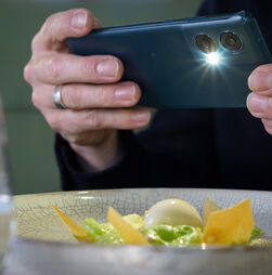 Há cada vez mais restaurantes a proibir telemóveis à mesa 