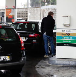 Gasolina sobe quatro cêntimos e gasóleo um cêntimo na próxima semana