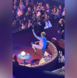 Momento em que representante britânico na Eurovisão é “adotado” por delegação da Dinamarca