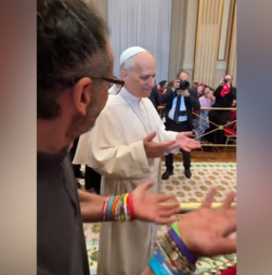 Papa Leão XIV faz gesto viral “6-7” e diverte jovens católicos no Vaticano