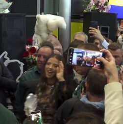 Vencedora da Eurovisão recebida por centenas de fãs à chegada ao aeroporto de Sófia