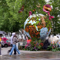Flores, planetas e até extraterrestres transformam bairro de luxo de Londres em cenário “fora deste mundo”