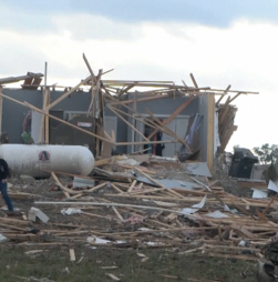 Casas ficam destruídas no Nebraska depois de passagem de tornado