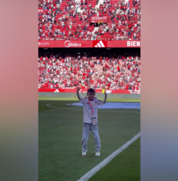 Jovem adepto de 12 anos com doença rara homenageado no estádio do Sevilha