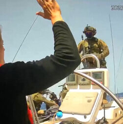 O momento em que Israel interceta mais um barco da flotilha para Gaza