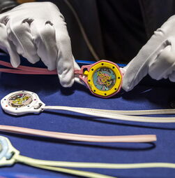 Relógios Swatch Royal Pop estão a ser vendidos por milhares de euros: Portal da Queixa alerta para burlas 