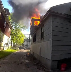 Polícia resgata bebé lançado pela janela durante incêndio em prédio no Michigan