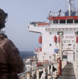 EUA abordam petroleiro iraniano suspeito de tentar violar bloqueio naval no Golfo de Omã