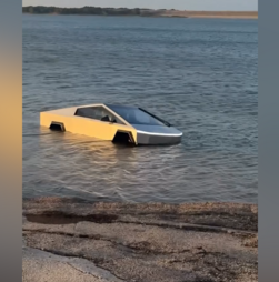 Homem é detido após conduzir Cybertruck da Tesla dentro de lago nos EUA