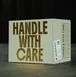 'Handle With Care': como se faz uma peça de teatro sem atores?