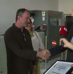 Carlos Rodrigues distingue como ‘Herói CM’ padeiro que salvou crianças francesas abandonadas pela mãe