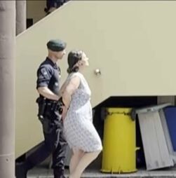 De cabeça erguida e algemada: Imagens mostram mãe que abandonou crianças a sair do posto da GNR de Fátima