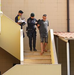 Padrasto de meninos franceses 'descompensado' e aos murros na cela da GNR