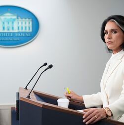 Tulsi Gabbard demite-se do cargo de diretora dos serviços secretos norte-americanos