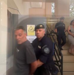O momento em que casal francês sai do tribunal de Setúbal depois de lhes ser decretada prisão preventiva