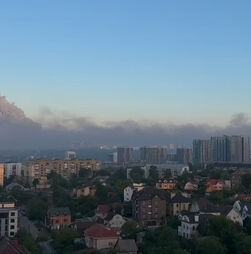 Nuvem de fumo dos ataques russos visto esta manhã de Kiev