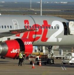 Avião da Jet2 aterra de emergência no Porto após piloto sofrer ataque cardíaco