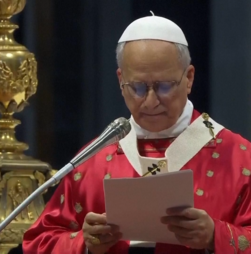 Papa Leão XIV reza durante missa de Pentecostes para que a humanidade seja salva “do mal da guerra”