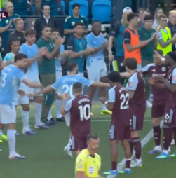 Bernardo Silva sai em lágrimas: do abraço a Ruben Dias à ovação do Etihad com direito a guarda de honra