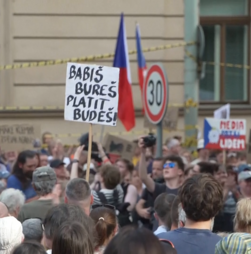Protestos em Praga contra plano do governo para alterar financiamento dos media públicos
