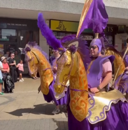 Cores e música marcam desfile de carnaval de festival britânico em Luton