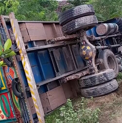 15 mortos após condutor de camião perder controlo e capotar em estrada no Bangladesh