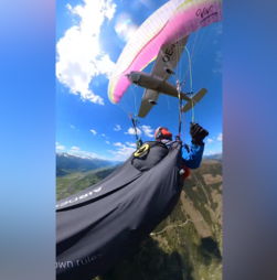 O momento em que avioneta colide com parapente em pleno voo na Áustria