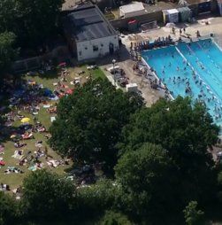 Londres sob onda de calor recorde: imagens aéreas mostram multidões a aproveitar piscinas, rios e espaços verdes na cidade