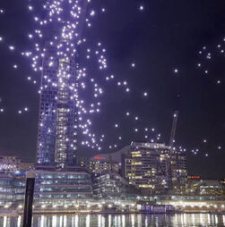 Espetáculo de luzes no céu corre mal e dezenas de drones caem descoordenados durante festival em Sydney