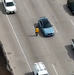 Imagens de drone captam homem a caminhar numa autoestrada no Texas